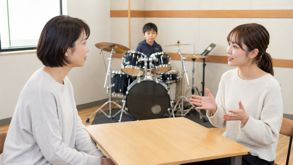 保護者が同席して見守る子どものマンツーマンドラムレッスン