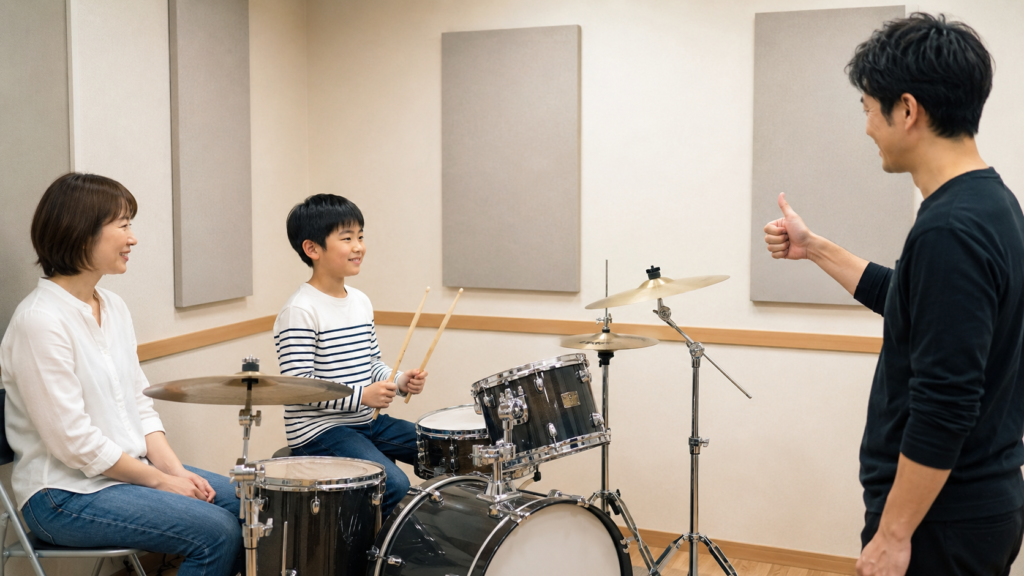 体験レッスンでドラムを楽しむ子どもと見守る保護者