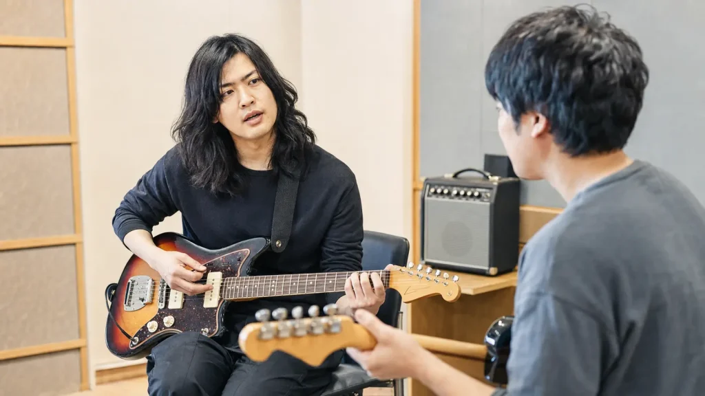 大屋真太郎講師の実演を見ながら学ぶ登戸ギター教室の大人初心者