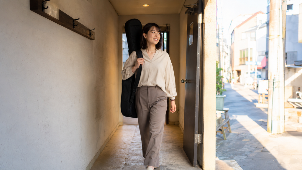 下北沢でギターレッスンを始め笑顔でスタジオを後にする大人の初心者