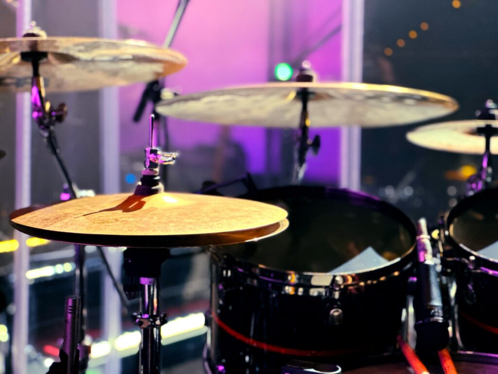 ドラムのシンコペーションのリズムパターンについて解説する様子