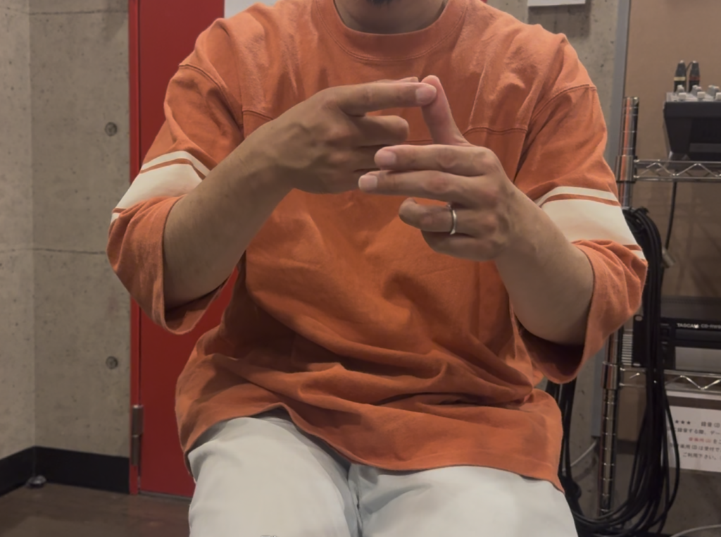 千歳烏山ギター教室の講師がスライドのコツについて解説している様子。