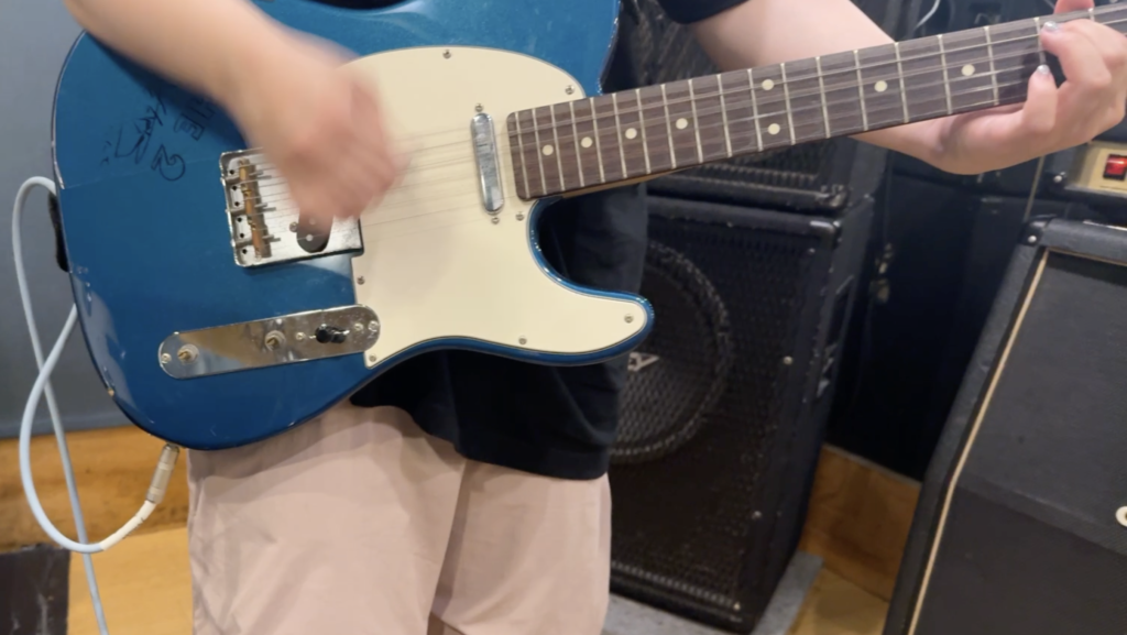 ライブでかっこいいギターの音を出せるアドバイスをしている様子