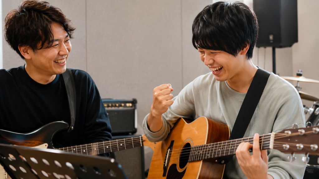 西荻窪のRinky Dink Studioで楽しくギターレッスンを受ける受講者と講師