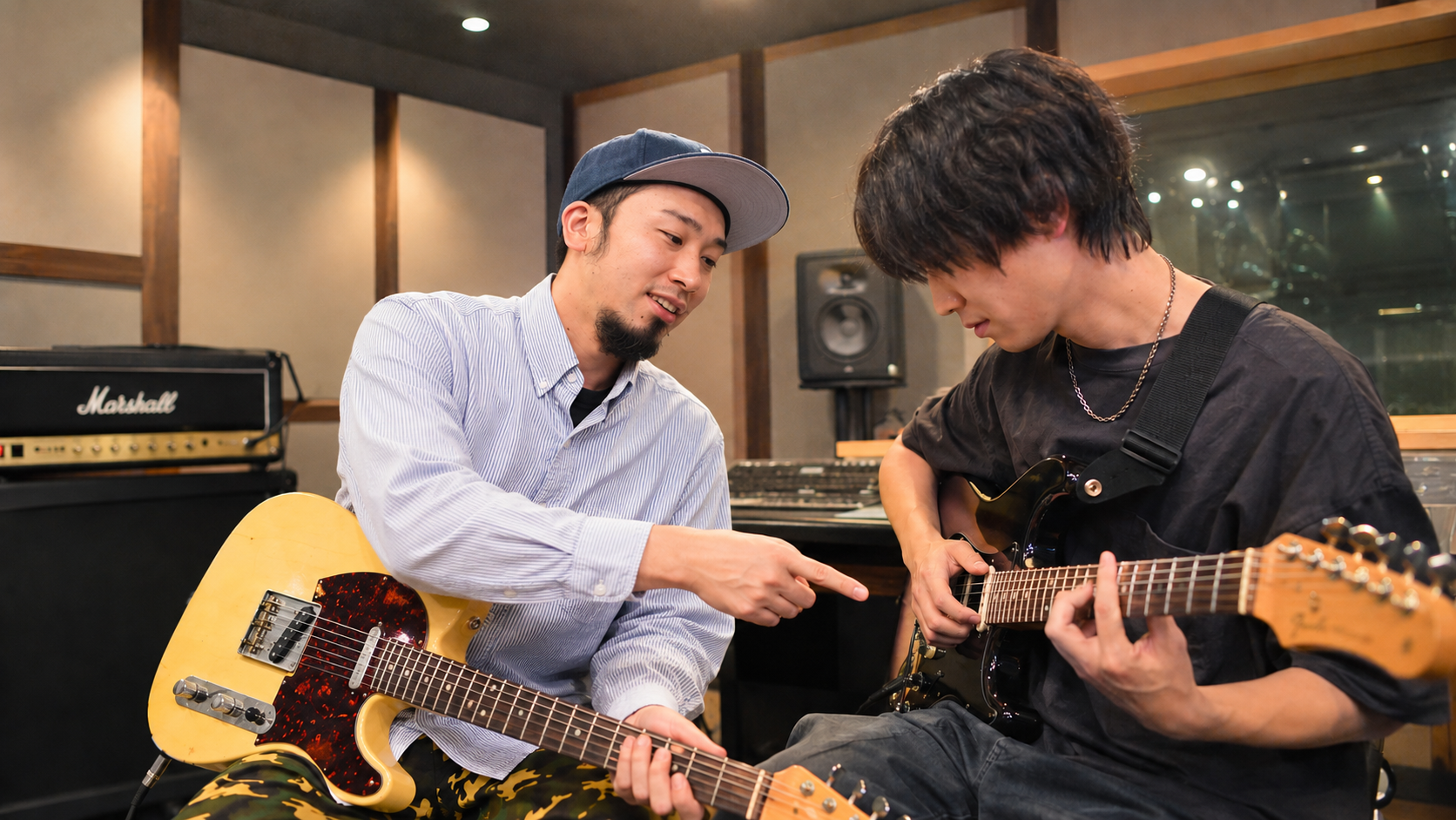 ミューキャンギター教室の音楽スタジオで、プロ講師からマンツーマンでギター指導を受ける生徒のレッスン風景