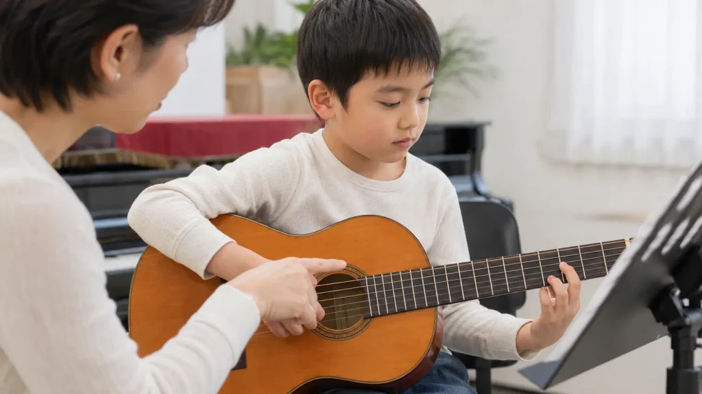 7歳の子どもが体格に合うギターの持ち方を講師と確認する様子