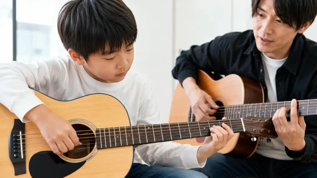 子どもの手元を見ながらギターの動きを分けて教える講師