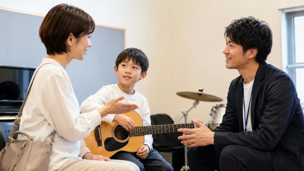 子どものギター体験を見守りながら講師へ質問する保護者