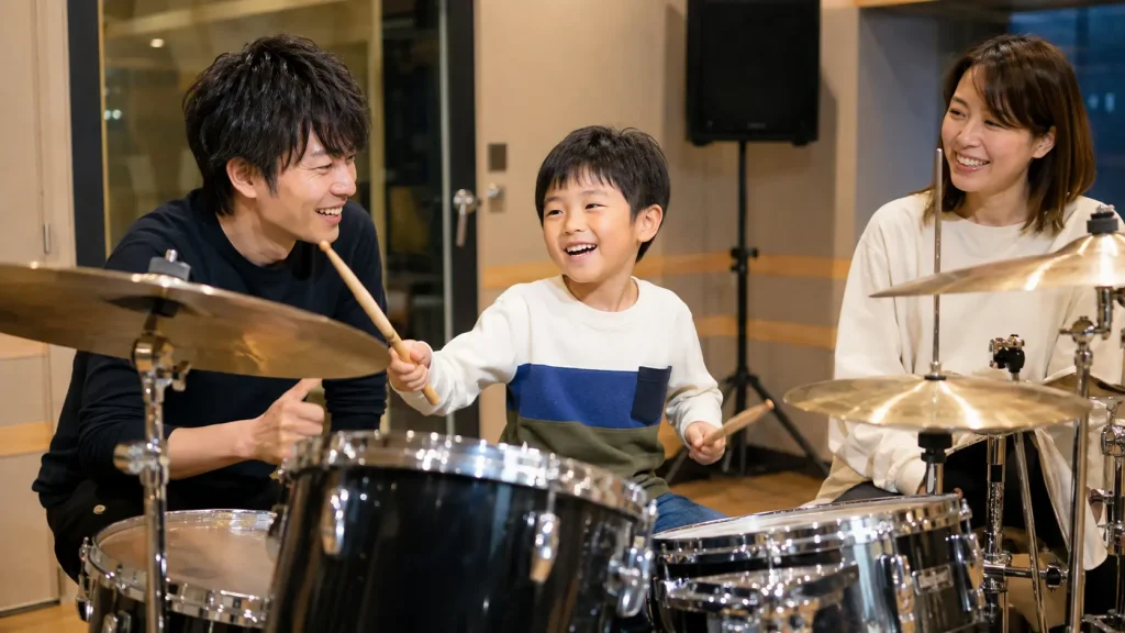千歳烏山の体験レッスンでドラムを楽しむ子どもと見守る保護者