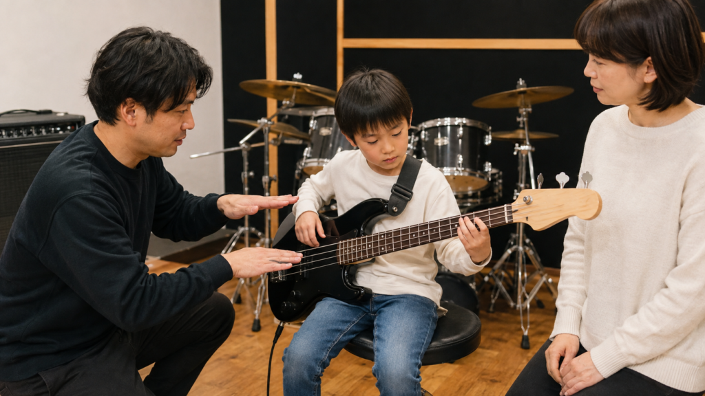  講師と保護者が子どもの体格に合うベースの構え方を確認する様子