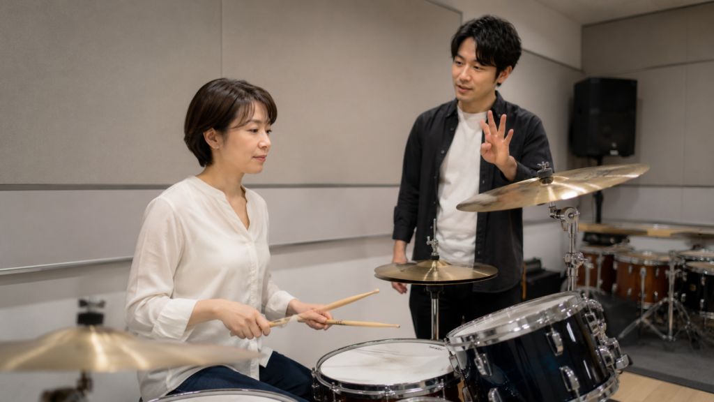 下北沢のドラム体験レッスンで基本のリズムを教わる大人女性