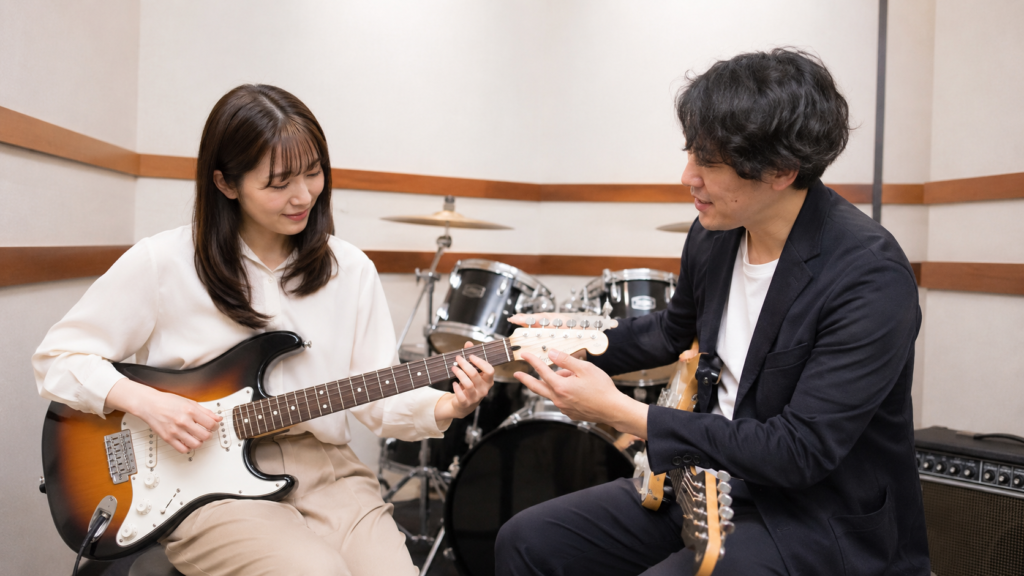 千歳烏山でギターを学ぶ大人の女性初心者と講師