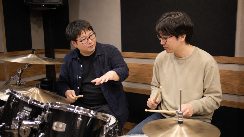新宿の音楽スタジオで初心者の体験レッスンを行うピクミン講師