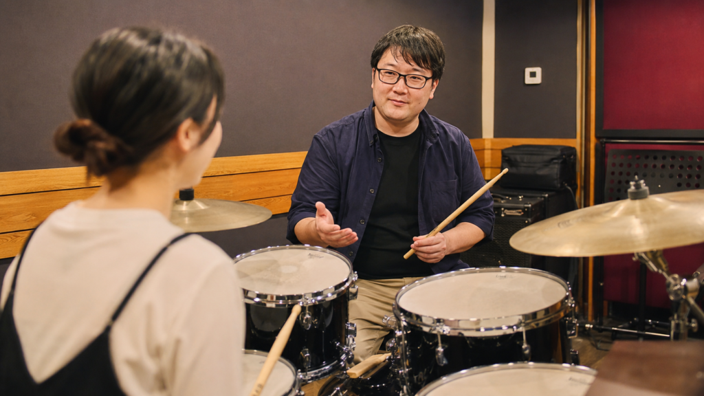 新宿の音楽スタジオで初心者の体験レッスンを行うピクミン講師