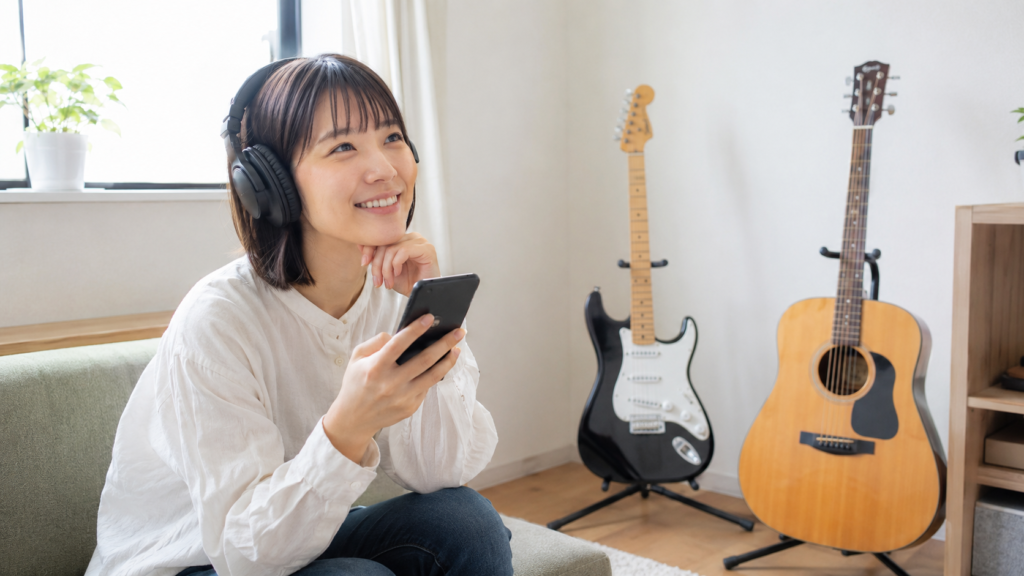 好きな音楽を聴きながら最初のギターを選ぶ初心者