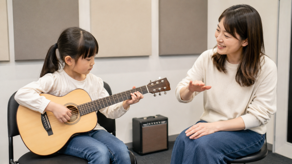 ミニギターを持ってレッスンを受ける小学1年生の子ども