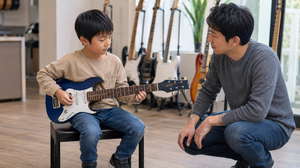 子どもの体格に合うギターサイズを確認する保護者