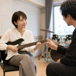 調布の音楽スタジオで大人初心者がマンツーマンギターレッスンを受ける様子