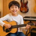 千歳烏山のギター教室で新しい習い事としてギターを始め、笑顔で楽器を持つ小学生の初心者のお子さま。