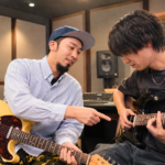 ミューキャン下北沢ギター教室の音楽スタジオで、プロ講師からマンツーマンでギター指導を受ける生徒のレッスン風景