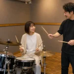 千歳烏山のスタジオで初心者がマンツーマンドラムレッスンを受ける様子