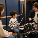 千歳烏山で7歳の子どもがマンツーマンドラムレッスンを受ける様子