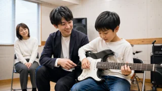 調布で小学生がマンツーマンギターレッスンを受ける様子