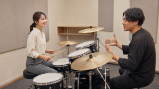 下北沢でドラムを学ぶ大人の女性初心者と講師