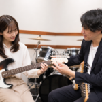 千歳烏山でギターを学ぶ大人の女性初心者と講師