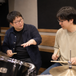 新宿の音楽スタジオで初心者の体験レッスンを行うピクミン講師