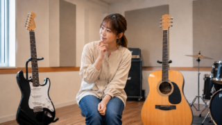 エレキギターとアコースティックギターを前にどちらを選ぶか考える初心者