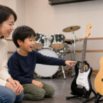 下北沢で子どものギター教室を探す保護者と小学生