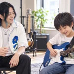 仲道良講師が小学生へギターを教え保護者が見守る高円寺の個人レッスン