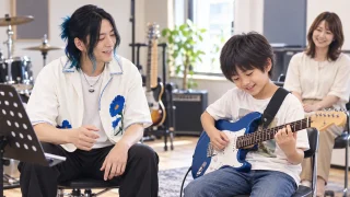 仲道良講師が小学生へギターを教え保護者が見守る高円寺の個人レッスン