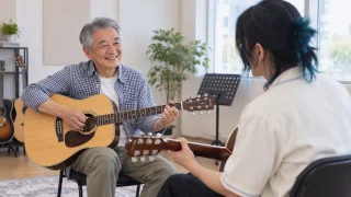 シニアの生徒が主役となりアコースティックギターを学ぶ高円寺の個人レッスン