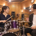 仕事帰りの女性生徒へ坂本龍一講師がドラムを教える高円寺の個人レッスン