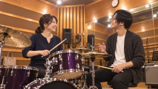 仕事帰りの女性生徒へ坂本龍一講師がドラムを教える高円寺の個人レッスン