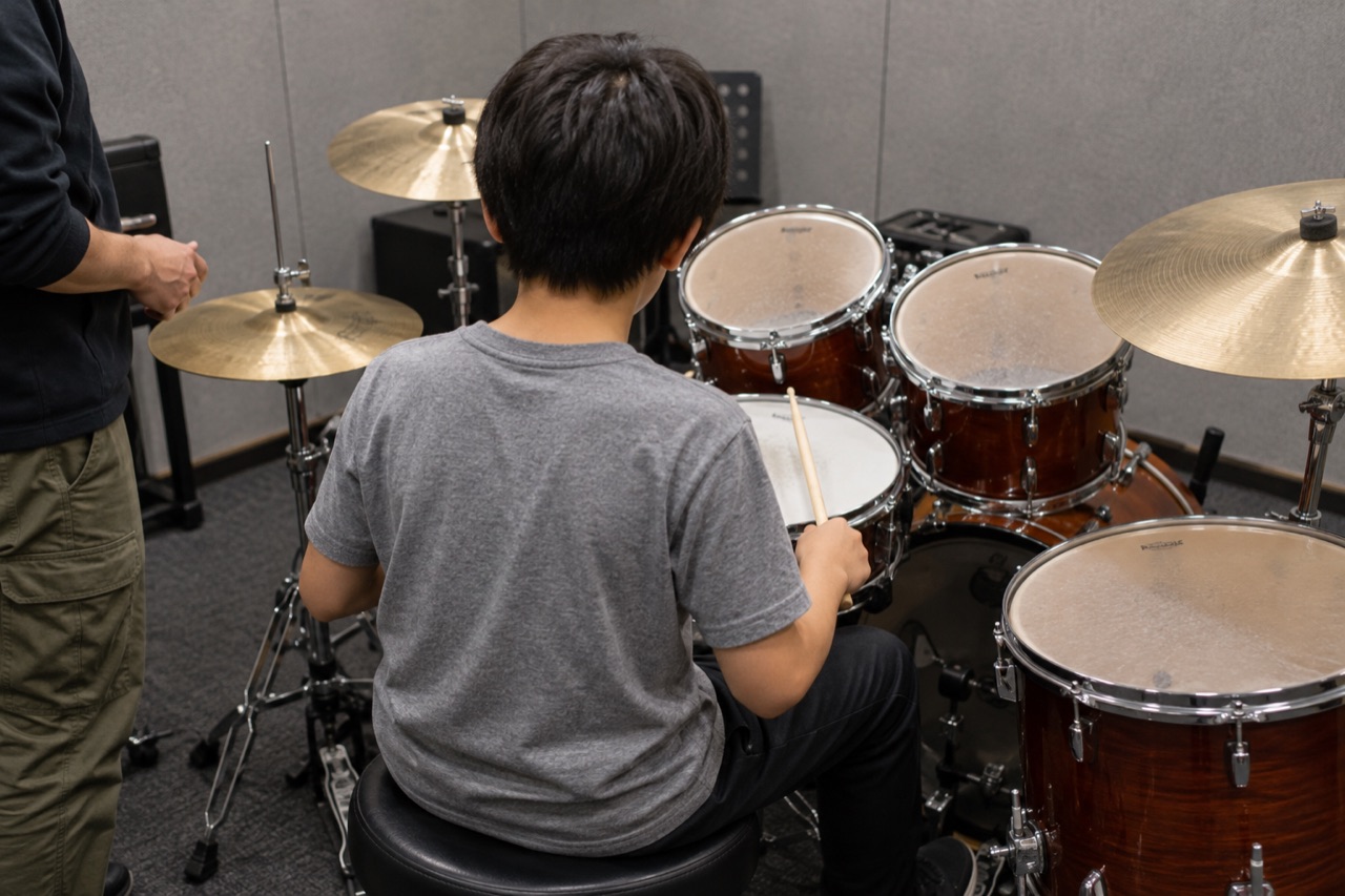 西荻窪ドラム教室：ドラムの基礎を練習する子どもの後ろ姿（AI生成イメージ）
